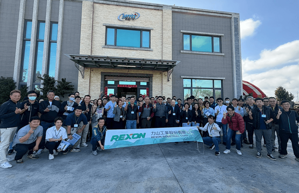 12/17 – Group photo with suppliers