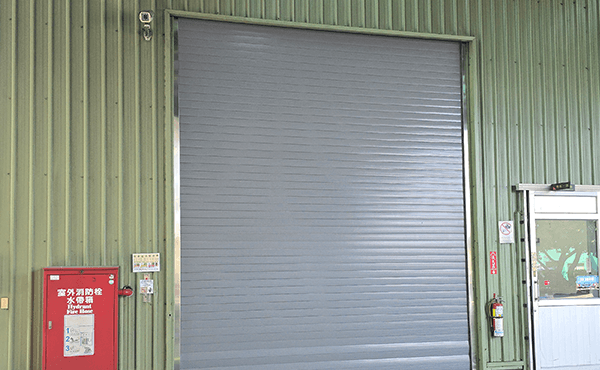 Installation of high-speed roll-up doors in plant areas to prevent air-conditioning leakage and isolate external heat sources 