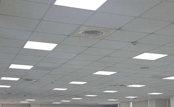 The replacement rate for R22 refrigerant air-conditioning units in the plant reached 100%. A total of 10 high-speed roll-up doors were installed to provide thermal insulation, achieving an indoor temperature difference of less than 5°C.